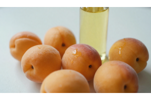 Fresh apricots and apricot oil showing natural skin benefits for glow, hydration, and anti-aging